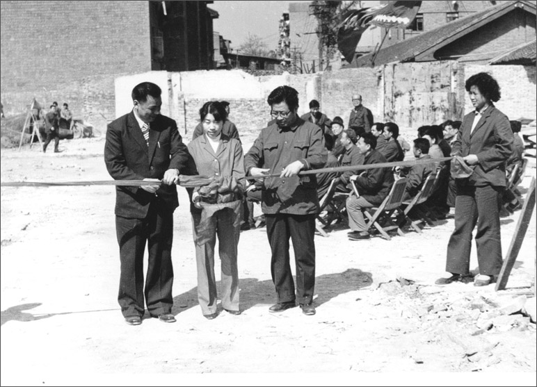 1986年，長虹彩電工程奠基，這樣的剪彩儀式，剪出了中國最大的彩電生產(chǎn)基地之一