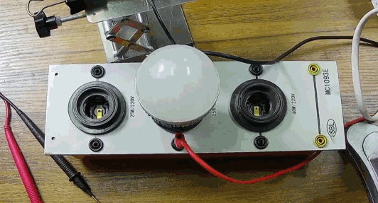 電燈泡內(nèi)通有交流電，為什么看不到燈泡在閃爍？