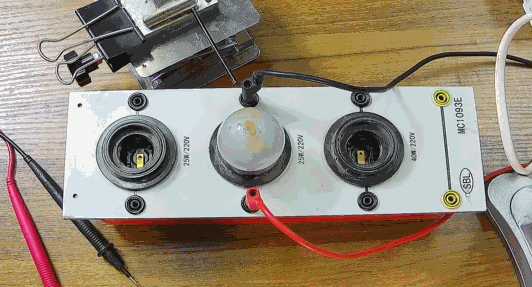 電燈泡內(nèi)通有交流電，為什么看不到燈泡在閃爍？