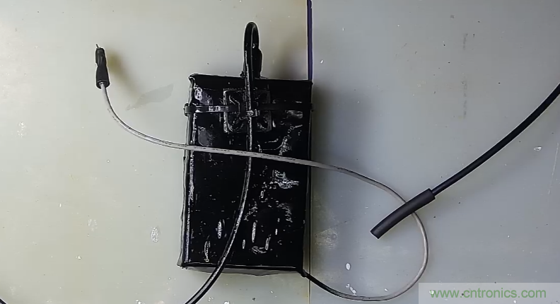 電燈泡內(nèi)通有交流電，為什么看不到燈泡在閃爍？