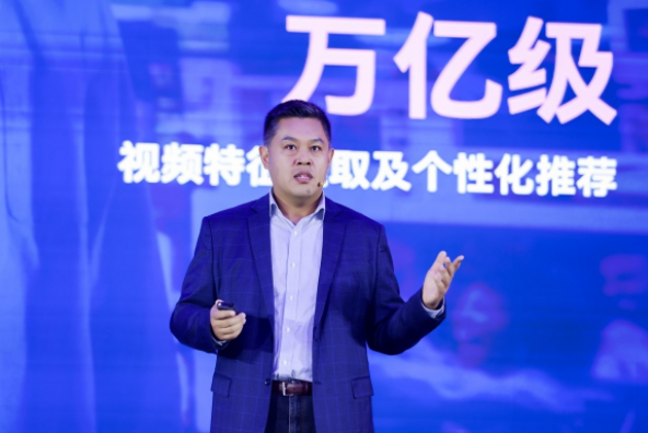 數(shù)據(jù)洪流下的算力突圍：英特爾以生態(tài)之力破局AI規(guī)?；? width=